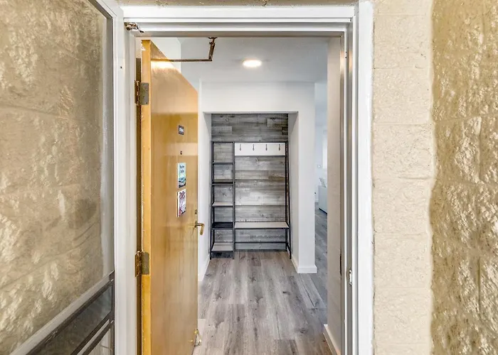 Newly Renovated Condo With Sup Paddle Boards And Golf Clubs Included